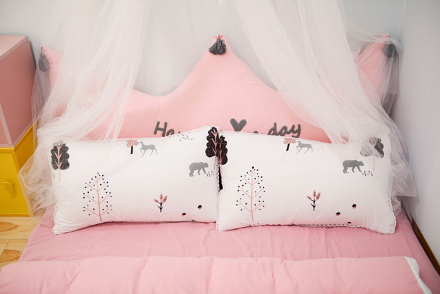 Pillowcases: Narrators of Dreams with the Singer Confidence 7463