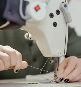 How to thread the sewing machine lower and upper thread