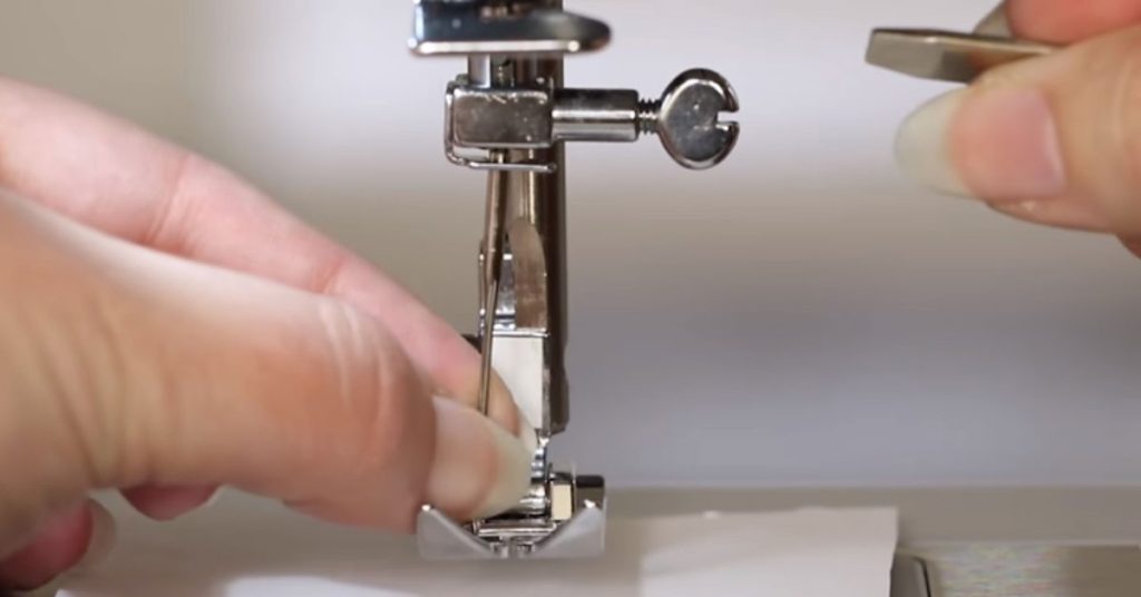 how to change needle on singer sewing machine